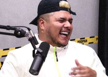 Mítico beija convidada do PodPah