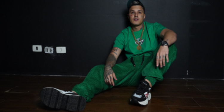 Conheça a história do MC Moreno, dono do hit "Tragédia"