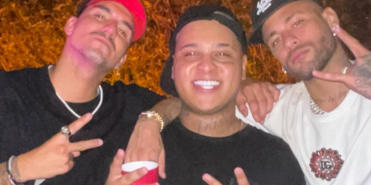 Depois do jogo da Seleção, Neymar se encontra com o MC Ryan SP em festa