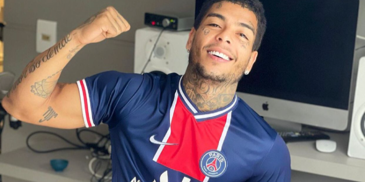TOP 5 DE SUCESSOS! Kevin Nascimento Bueno, mais conhecido pelo seu nome artístico MC Kevin, foi um cantor de funk, nascido e criado na comunidade do Vila Ede, São Paulo. O funkeiro era um dos grandes nomes do funk, além de ser um sucesso nas redes socias e muito amado pelos fãs. Contudo, o cantor veio a falecer em maio de 2021, quando tinha apenas 23 anos. 