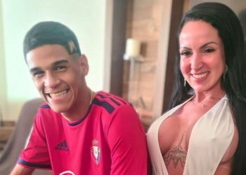 Todavia, rolou um momento inusitado durante a live do baiano, foi quando a atriz pornô Elisa Sanches comentou na live do jovem.