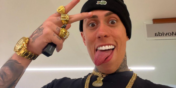 MC Daniel, tomou um susto na última madrugada, quando fazia um show fora de São Paulo. Um fã puxou o cantor pelo braço e acabou machucando a mão do funkeiro, felizmente nada mais sério aconteceu. Vem com a Sobre Funk para saber mais.