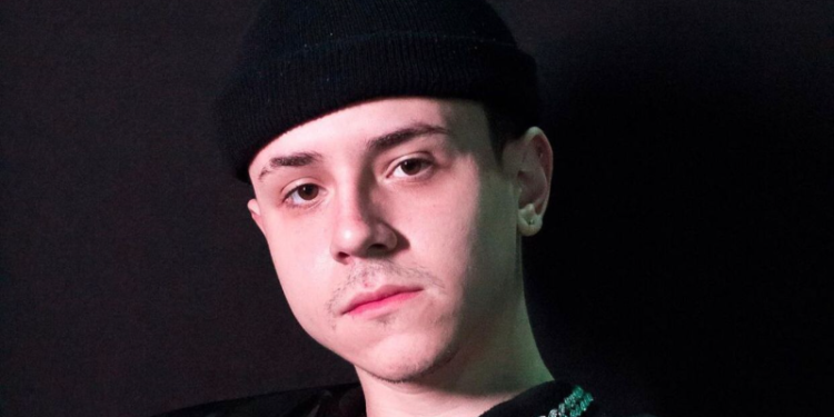 EITA! Nesta última quinta-feira (17), o MC Dornelles se tornou um dos assuntos mais comentados do Twitter após fazer uma ação de divulgação para sua nova música, Kama Sutra Remix. O funkeiro afirmou que irá sortear um encontro sexual com uma fã. Vem com a Sobre Funk para saber mais. 