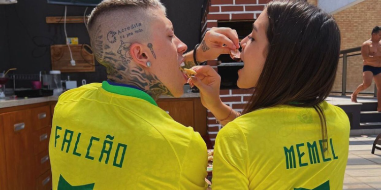 CLIMA DE AMOR! Na tarde desta segunda-feira (28), a atriz Mel Maia assistiu o jogo da Seleção Brasileira na companhia do seu "amigo" MC Daniel. Em clima de Copa do Mundo no dia do jogo do Brasil, o casal apareceu vestindo camisetas da Seleção Canarinho personalizadas. Vem com a Sobre Funk para saber mais. 
