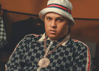 O hit atingiu o top 3 do Spotify Brasil, top 1 no chart de Hip-Hop/Rap da Apple Music e top 1 da parada nacional do YouTube Music