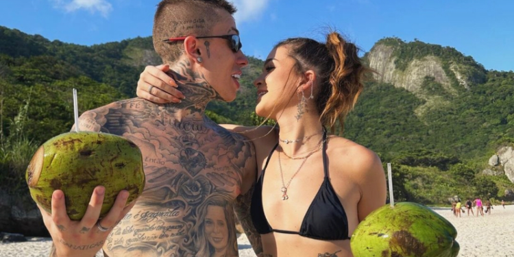 CASALZÃO! Um dos casais mais fofos e queridos da internet, MC Daniel e Mel Maia anunciaram o relacionamento no fim do ano passado após ficar meses negando a relação. Recentemente, a atriz teve um bate-papo com o jornalista Lucas Pasin, do Splash, e revelou como iniciou seu namoro com o funkeiro. Vem com a Sobre Funk para saber mais. 
