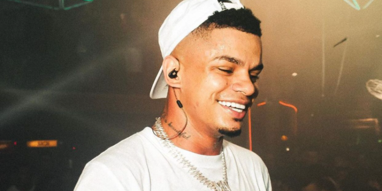 Na madrugada da última quinta-feira (20), o funkeiro MC Maneirinho se pronunciou no Instagram para pedir ajuda dos seus fãs do Rio de Janeiro, para lhe ajudar achar seu carro, que foi roubado no bairro da Tijuca.