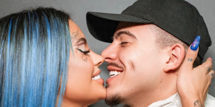 EXPÔS! O ator Thomaz Costa usou o seu perfil no Instagram nesta quinta-feira (4) para publicar prints de conversas antigas com Tati Zaqui. A funkeira que confirmou o fim do relacionamento com o ex-fazenda nesta semana. No entanto, pelo o que parece ele não aceitou muito bem o término. 