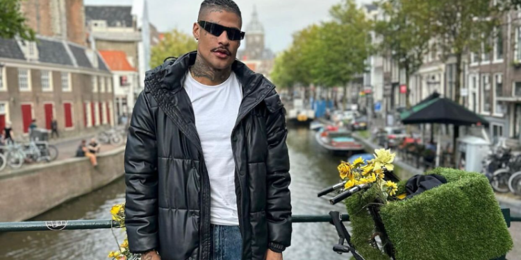 A câmera do celular registrou momentos quentes de sexo em um camarim, em Portugal, envolvendo MC PK Delas com uma moça. A equipe da Sobre Funk recebeu o vídeo com vários minutos de muita saliência, onde o funkeiro está de pé e fazendo sexo com uma mulher após show na Europa. 